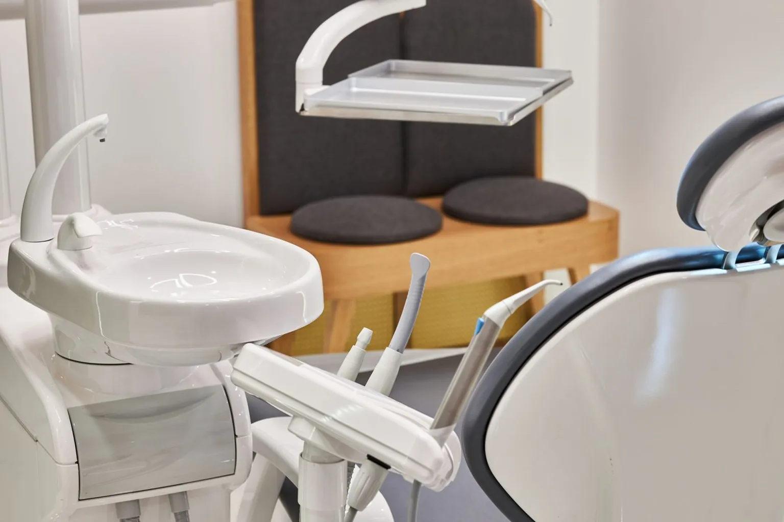 Dental consulting room prepared for an independent examination and radiographic review