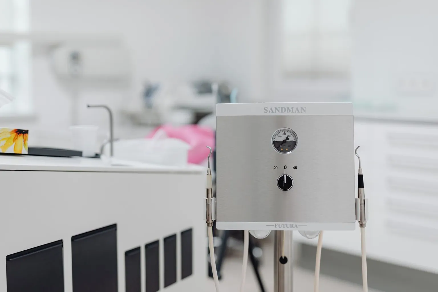 Dental consulting room prepared for an independent examination and radiographic review