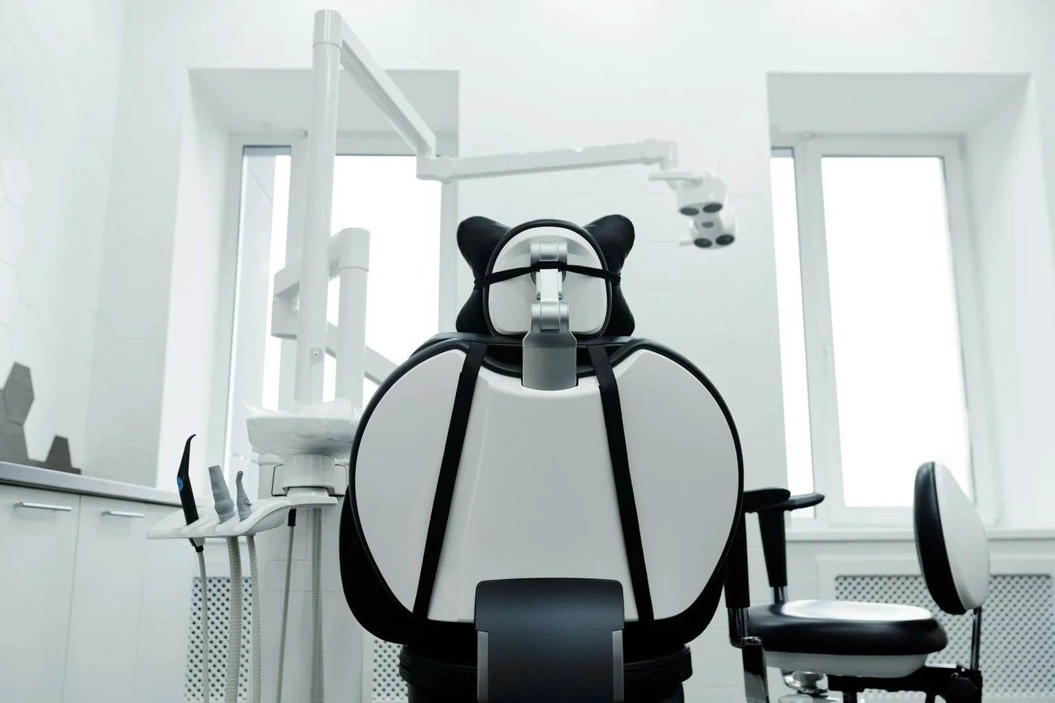 Dental consulting room prepared for an independent examination and radiographic review