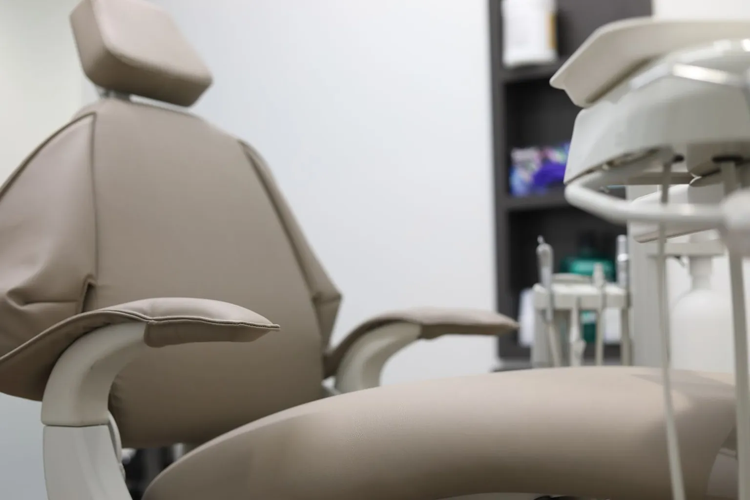 Dental consulting room prepared for an independent examination and radiographic review
