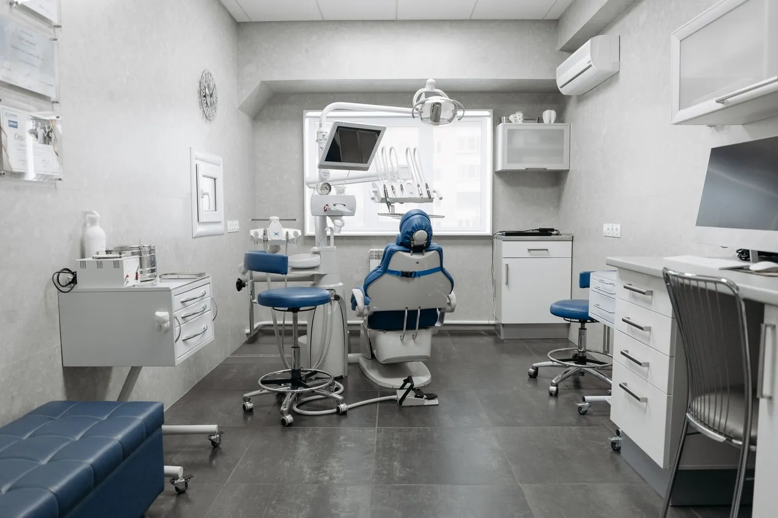 Dental consulting room prepared for an independent examination and radiographic review