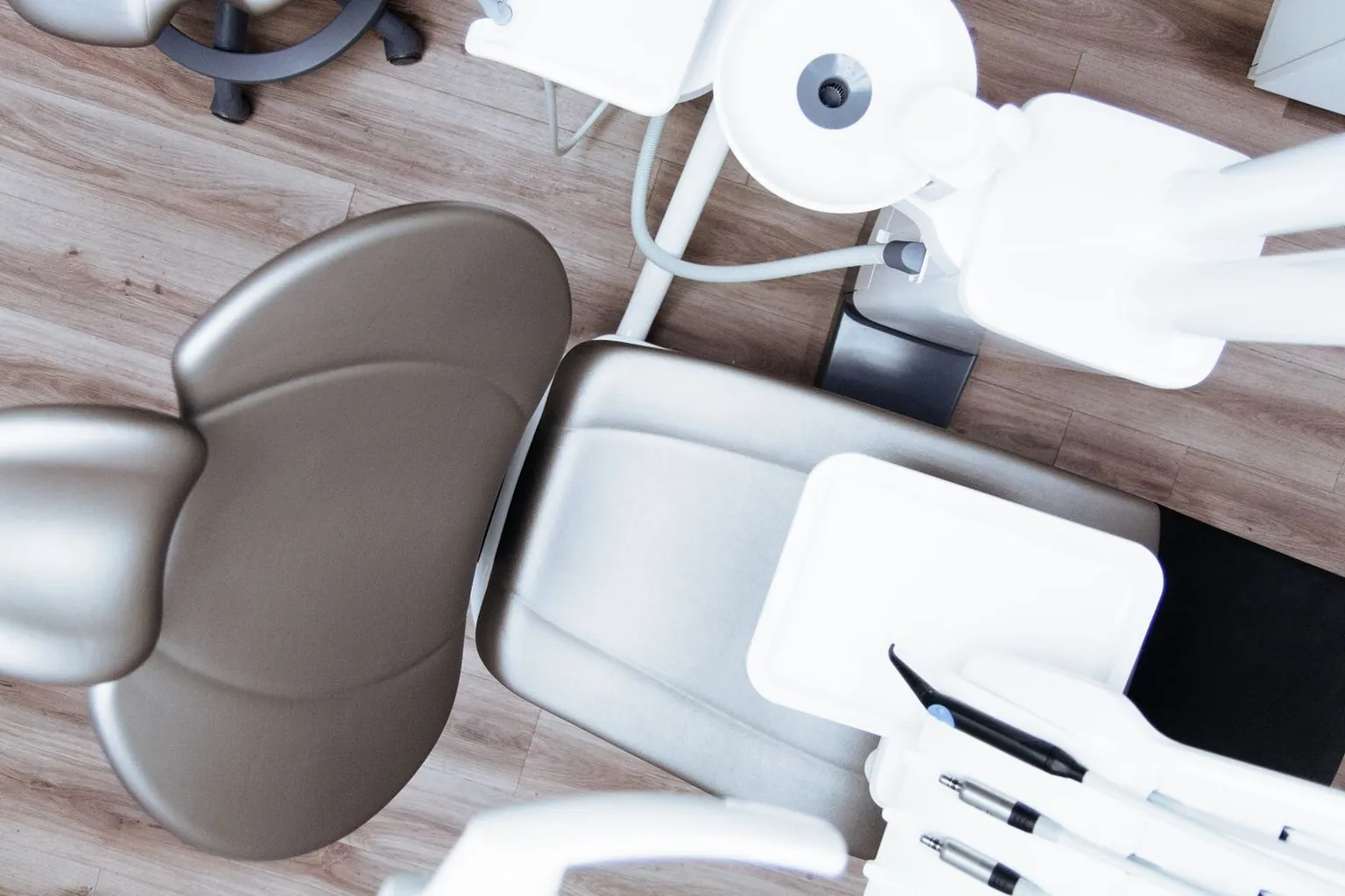 Dental consulting room prepared for an independent examination and radiographic review