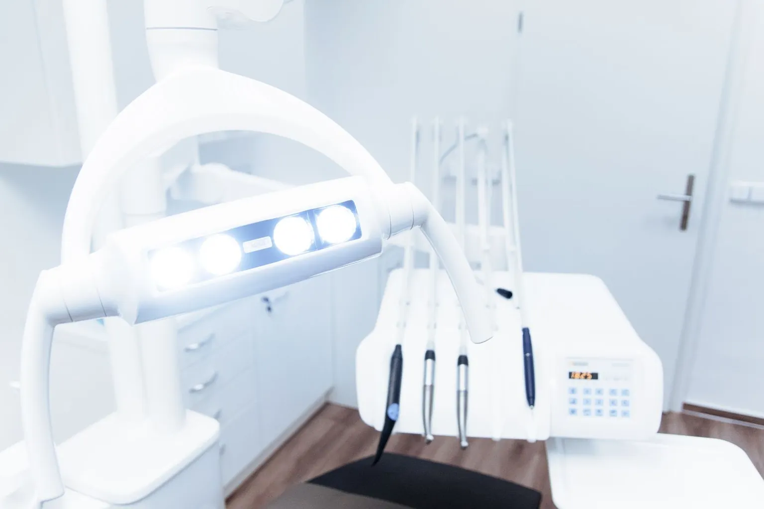Dental consulting room prepared for an independent examination and radiographic review